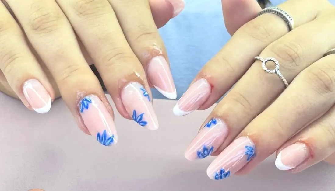 French clássica com flores azuis desenhadas à mão