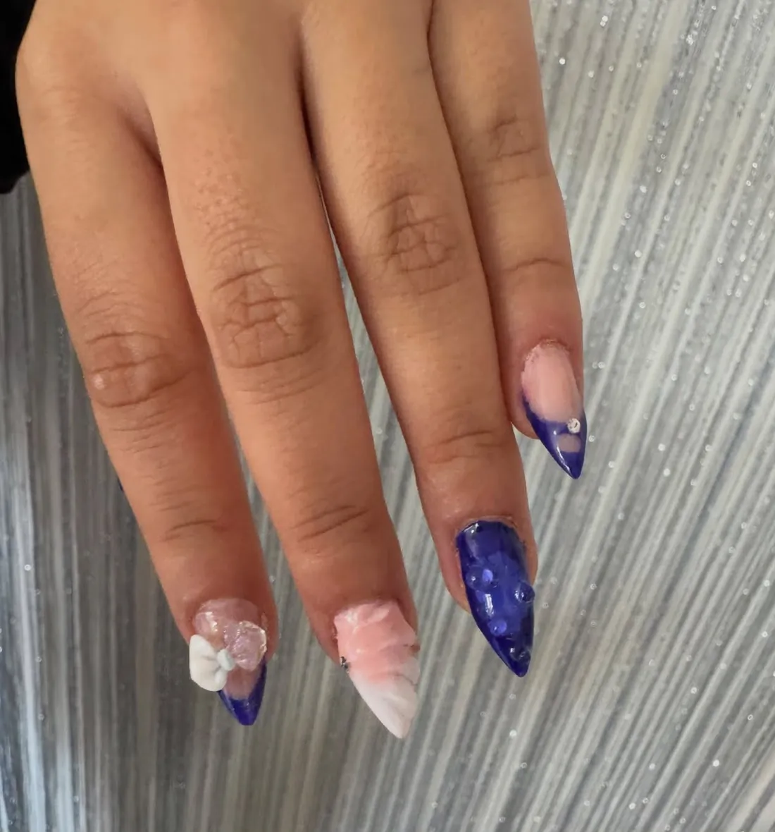 Unhas stiletto azuis com laço 3D